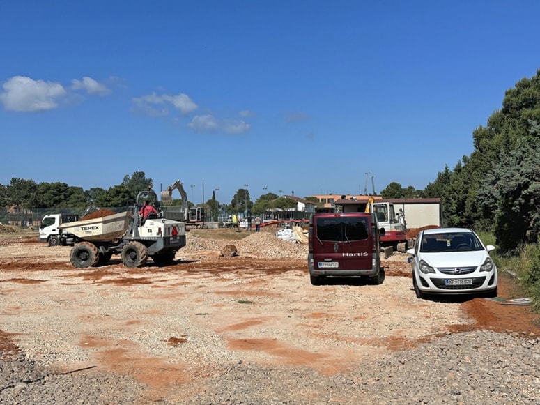 Na območju nekdanjega Tenis centra v Portorožu so gradbeni stroji v preteklih dneh brneli skoraj brez postanka. Fotografije smo posneli zadnji konec tedna, zdaj se dela približujejo že h koncu. 