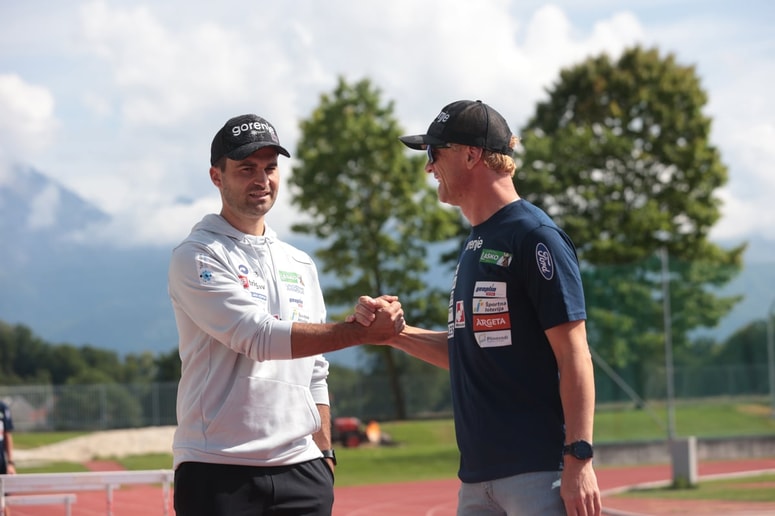 Robert Hrgota kot glavni trener in Gorazd Pogorelčnik kot vodja panoge sta poskrbela za novo slovensko skakalno pomlad po obdobju Gorana Janusa. 