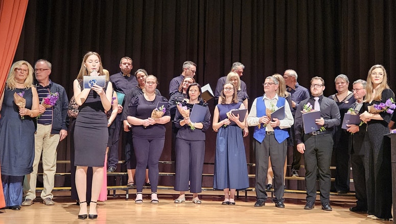 Ob koncu revije so zborovodje prejeli pohvale. 