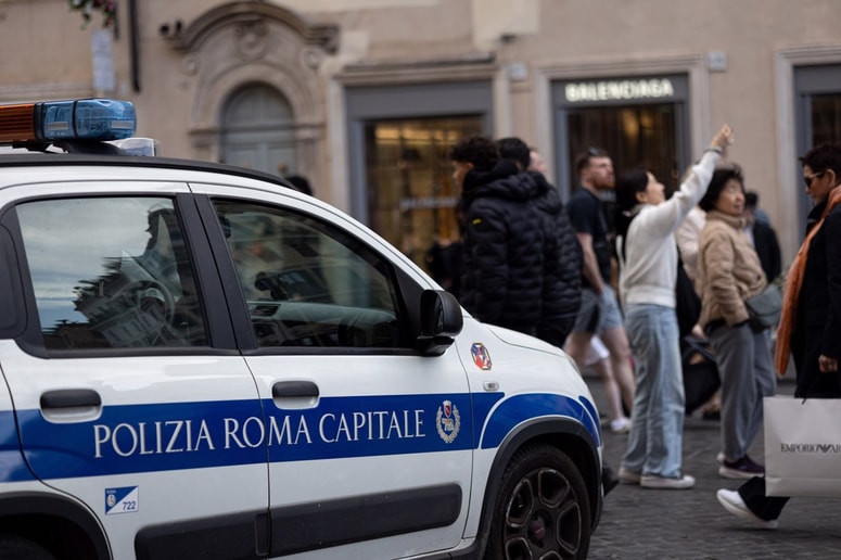 Policisti so pogrešano Italijanko našli v stanovanju 30-letnega romunskega državljana.