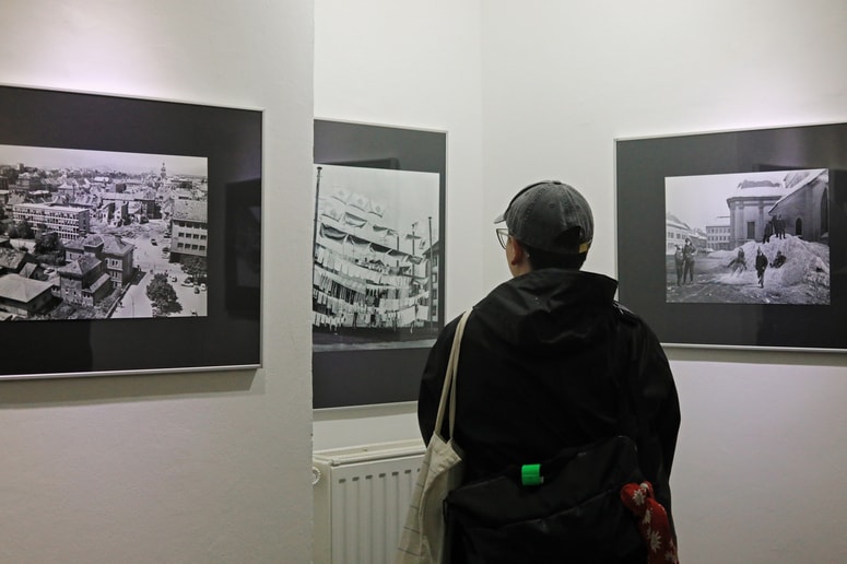 Na razstavi je moč videti znane in manj znane Modrinjakova fotografije.