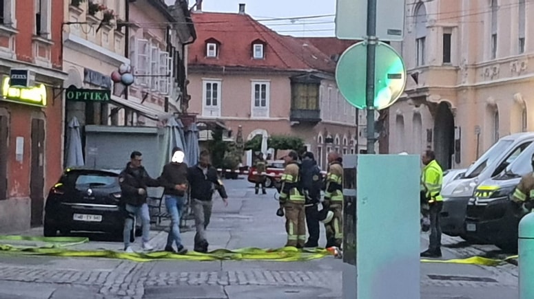 Okoli 21. ure so moškega mirno pospremili iz stavbe. 