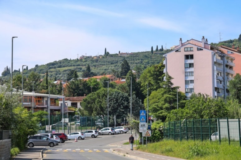Zemljišča občine Piran, kjer bi gradili stanovanjske stolpiče, se nahajajo nad naseljem Lucija (na fotografiji levo zgoraj).