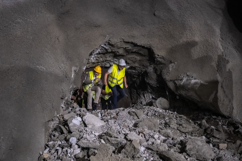Glavna fotografija članka:(FOTO in VIDEO) Na trasi drugega tira izkopali najdaljši predor v državi. Veste, koliko meri?