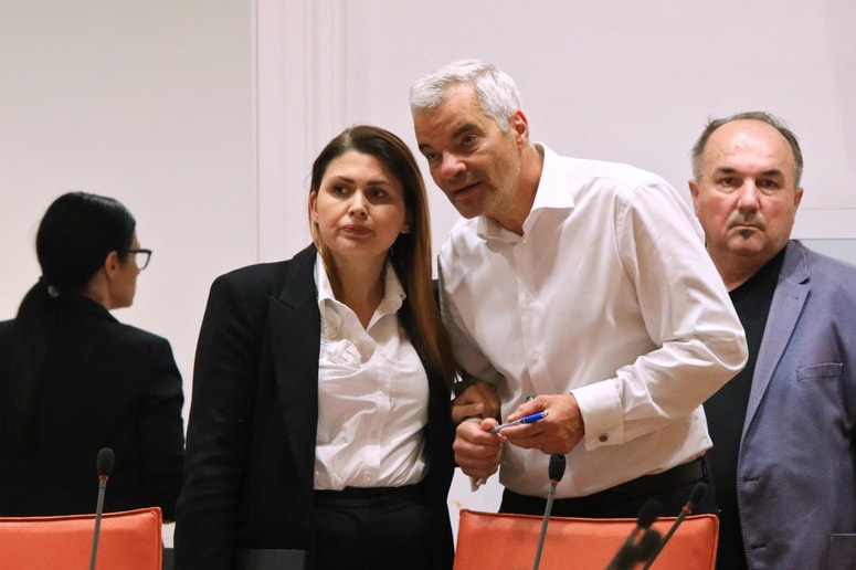 Na seji mestnega sveta. Od leve: Eva Lozina, vodja kabineta župana, župan Saša Arsenovič in predsednik uprave MLM Davor Šenija