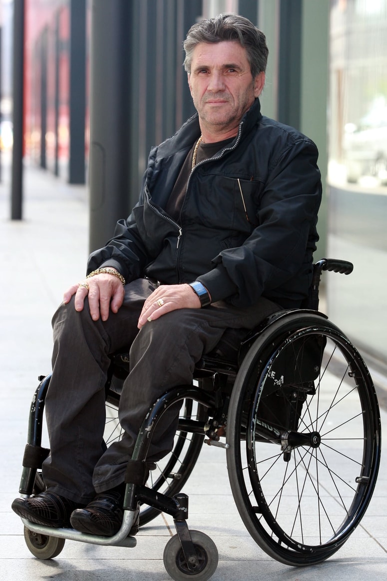 Ejub Puškar je več let trpel v slovenskih zaporih, ker niso imeli ustreznih pogojev za osebe na invalidskih vozičkih. Danes je za invalide v zaporih boljše poskrbljeno.