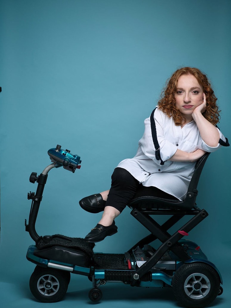 "V šoli sem bila štiri leta in tam lahko vsak dobi katerokoli vlogo. Popolnoma jasno mi je, da bi morala v tej smeri nadaljevati, da torej lahko igram katerokoli vlogo, saj to odpira ljudem pogled na invalidnost in na drugačnost."