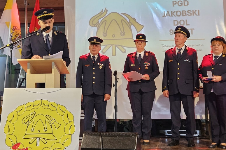 Najvišje priznanje je prejel dolgoletni predsednik, gasilec Srečko Gruber (drugi z desne) 