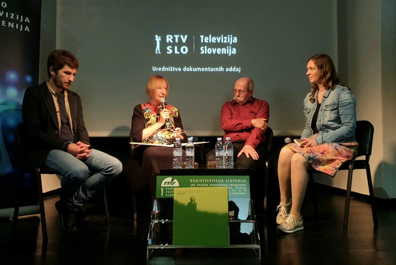 Matevž Oven Brecelj, Mojca Menart in Milan Dekleva z moderatorko na predstavitvi v prostorih društva ŠKUC v Ljubljani