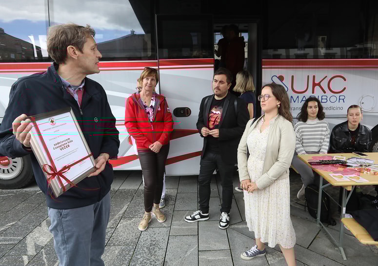 Metod Dolinšek in strokovna sodelavka mariborskega Rdečega križa Tatjana Žižek sta predala zahvalo in priznanje odgovornemu uredniku Matiji Stepišniku in novinarki Jani Juvan.  