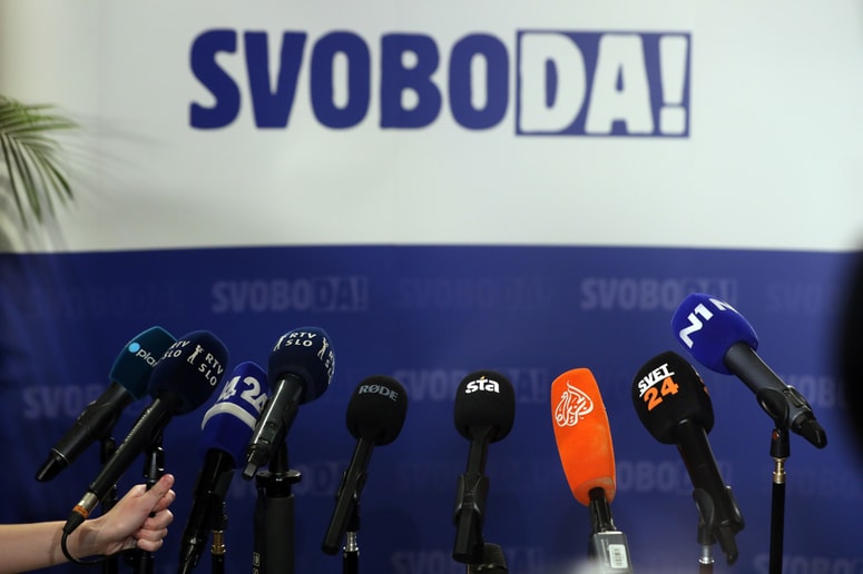 Novinarski organizaciji sta obsodili omejevanje vstopa določenim novinarjem v štabe strank.