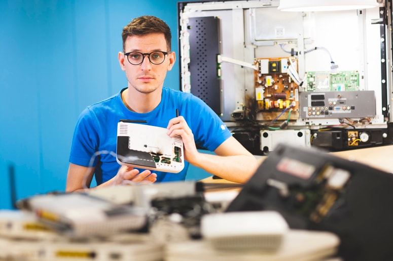 Glavna fotografija članka:Udar strele lahko povzroči resno škodo na elektronskih napravah. Tako se zaščitite