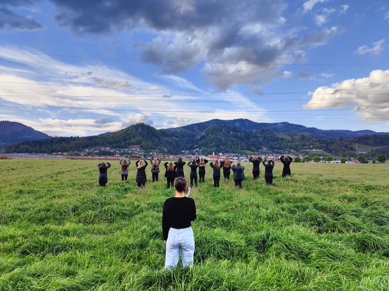 Glasbo bodo dekleta nadgradila z gibi, ognjeno sceno in odrskimi lučmi.