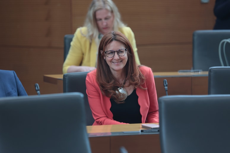 Pravosodna ministrica Andreja Katič je glede zakonodaje dejala, da gre za sistemski odgovor na dolgoletne težave organizacije prvostopenjskih sodišč, na katere sodstvo opozarja že desetletja. 