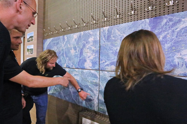 Ljudi skrbita trasa visokonapetostnega daljnovoda in posledično elektromagnetno sevanje. 