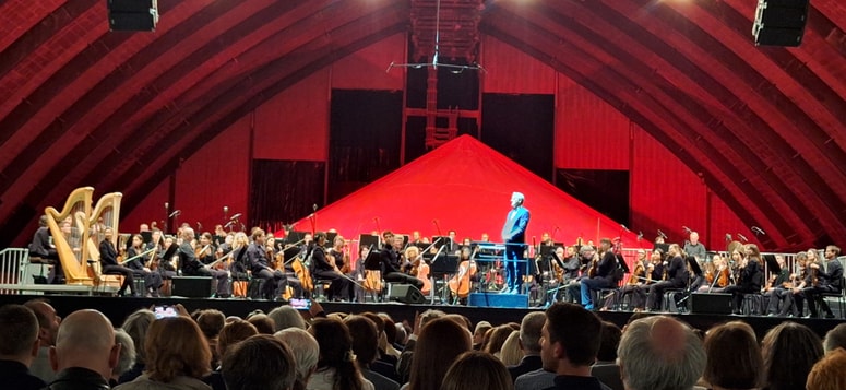 Koncert Bruckner orkestra iz Linza s pevskimi zbori v skladišču soli v Ebensee 