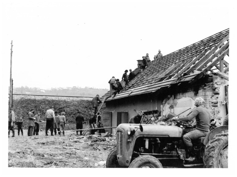 Podiranje gasilskega doma v Šentvidu po potresu 1974. 