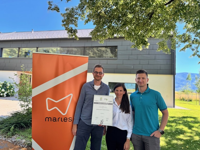 Miha Miholič (arhitekt), Melanja Korošec (direktorica strateškega marketinga in inovacij) in Tadej Medved (vodja produktnega managementa) s priznanjem Štajerske gospodarske zbornice