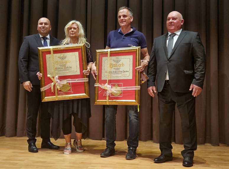 Z leve: župan Gregor Žmak, prejemnika zlatega grba Andrej Klinc, predsednik TD Ovtar Jarenina, in Sabrina Hudales ter podžupan Andrej Ropič 