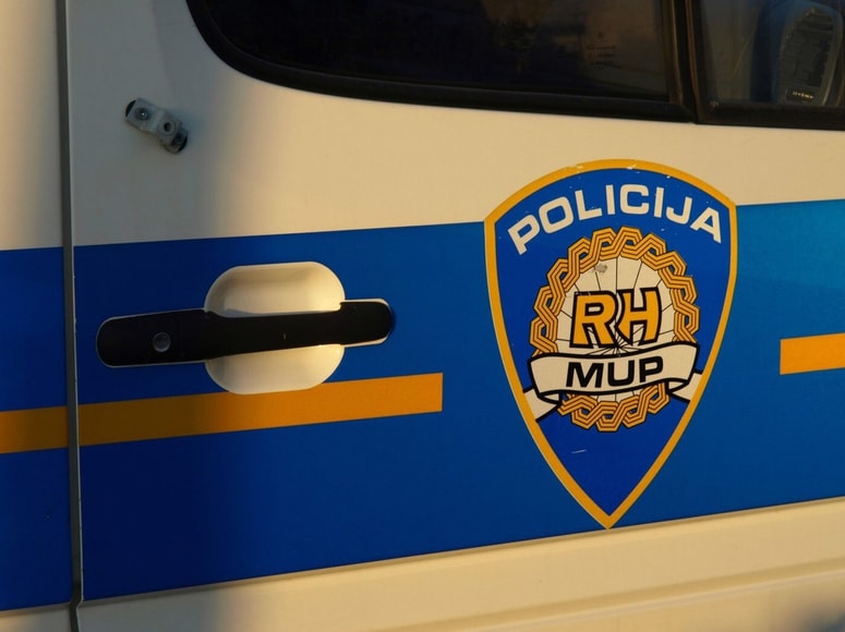 Na koncu so golemu moškemu ustavili policisti Mobilne enote prometne policije. Bilo je okoli 13.30, 15. junija pred sedmimi leti