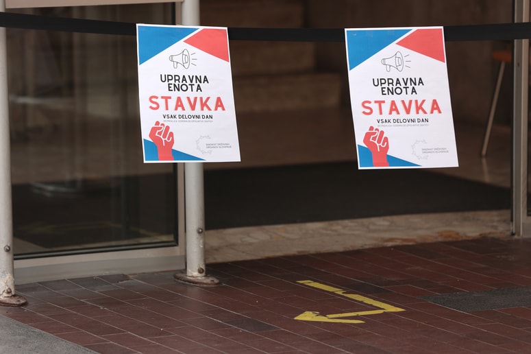 Glavna fotografija članka:Ministrstvo za javno upravo trdi, da stavka vse manj upravnih enot