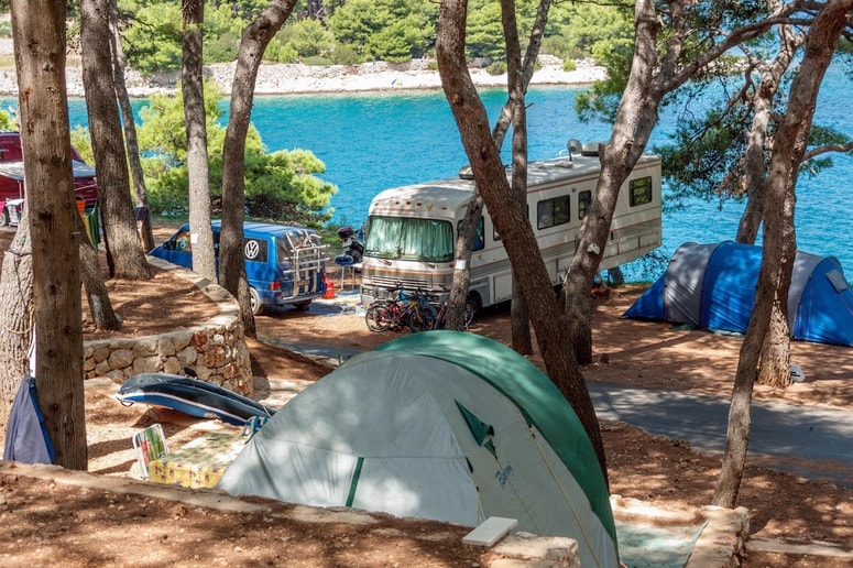 Starejši nemški državljanki je tatica vzela gotovino, njenemu sonarodnjaku pa denarnico. 