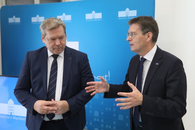 Minister Igor Papič argumentira, da skrbi za enakomeren razvoj univerz, stališče Zdravka Kačiča je, da vzhodna kohezijska regija zaradi razvojnega zaostanka potrebuje več.  