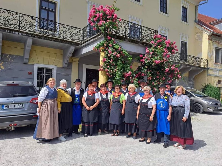 Člani KTD Klopotec in DOD Haloze pred dvorcem Trebnik
