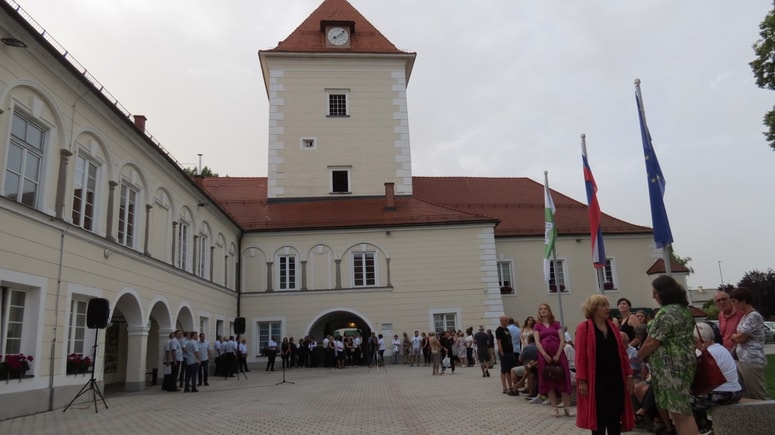 Na dvorišču pred gradom Rače je bilo cel dan živahno. 
