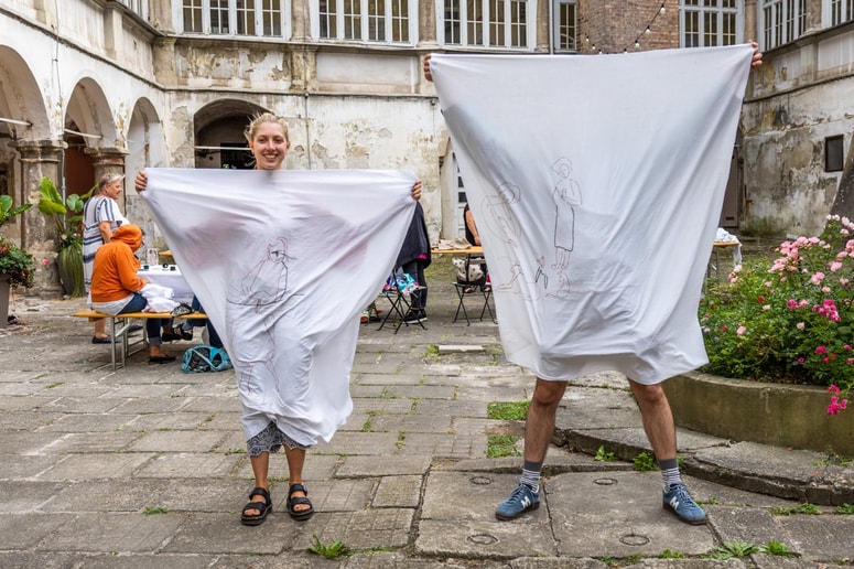 Delavnica vezenja s Sašo Bezjak v Muzeju norosti Trate 