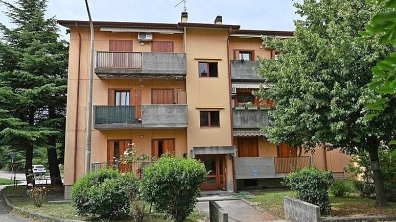 V nedeljo popoldne je 45-letnik med prepirom padel z balkona stavbe v Ulici Papaveri.