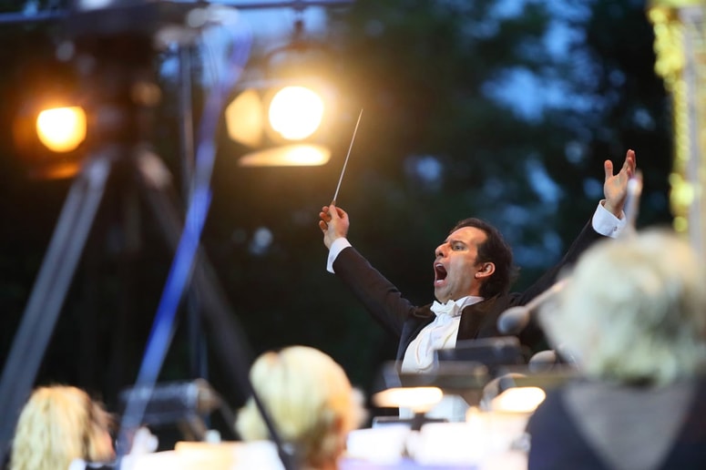 Glavna fotografija članka:Operna noč je prestavljena, a le za eno uro, na 19.30