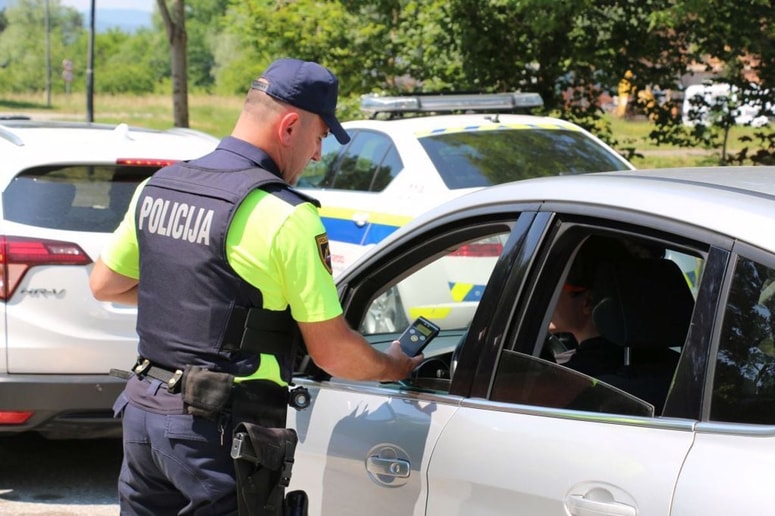 Na območju Moškanjcev so obravnavali tujca, ki je pred vožnjo krepko pogledal v kozarec. Odredili so mu pridržanje. Fotografija je ilustrativna.