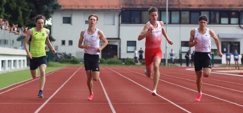 Vidu Černecu (drugi z leve) se ponuja priložnost za odmeven rezultat. 