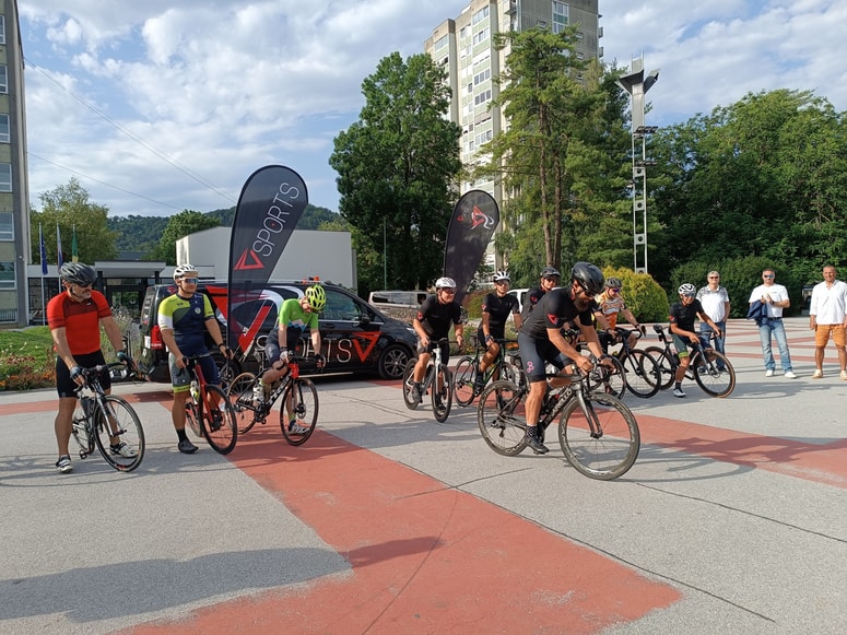 Start nedeljske turbo ekipe kolesarjev do Srebrenice. (