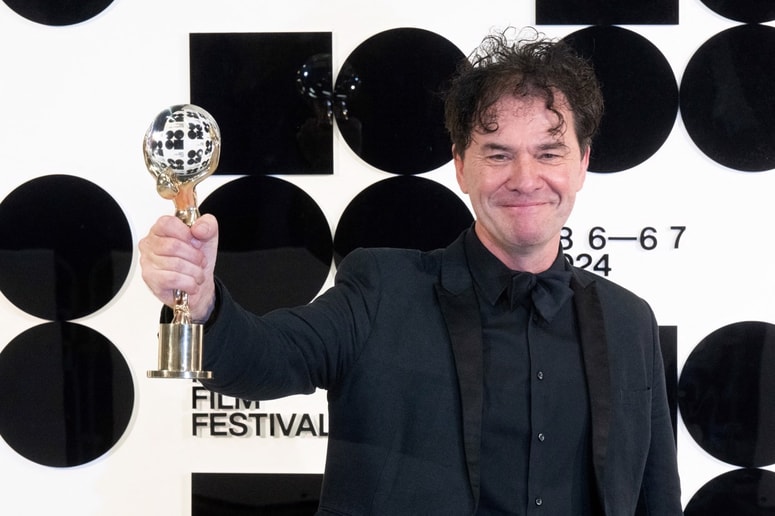 Režiser Mark Cousins z glavno nagrado letošnjega festivala v Karlovih Varih 