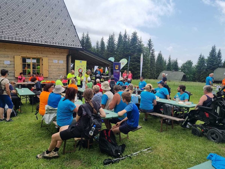 Na zelenici pred planinskim domom so pripravili še krajši program. 