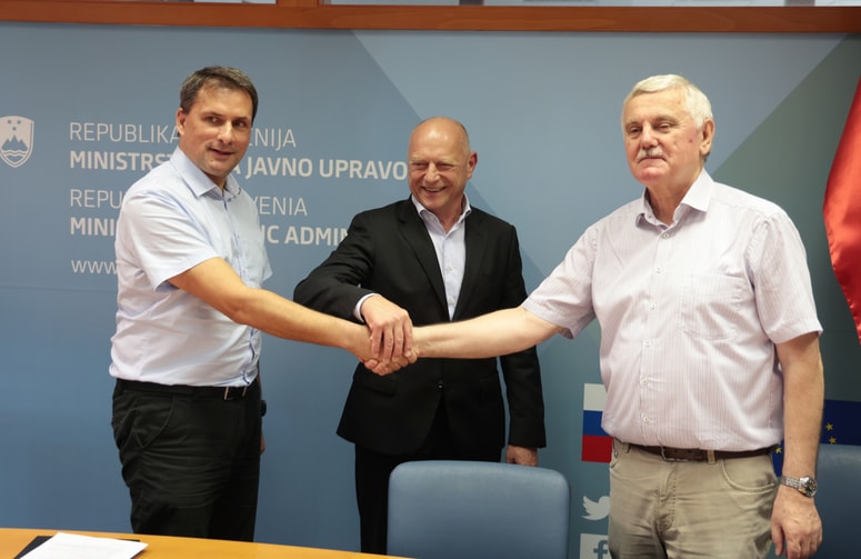 Stavkovni dogovor so podpisali minister za javno upravo Franc Props in sindikalista, Dragan Stanković in Frančišek Verk. 