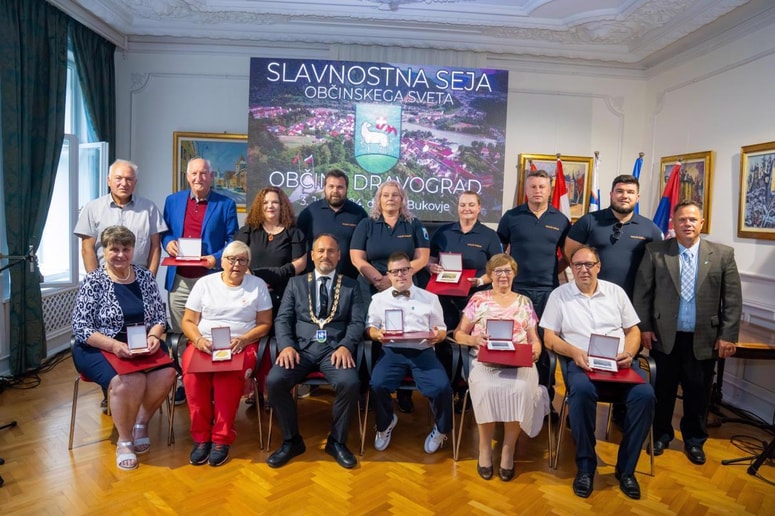 Prejemniki priznanj in nagrad v prostorih dravograjske občine 