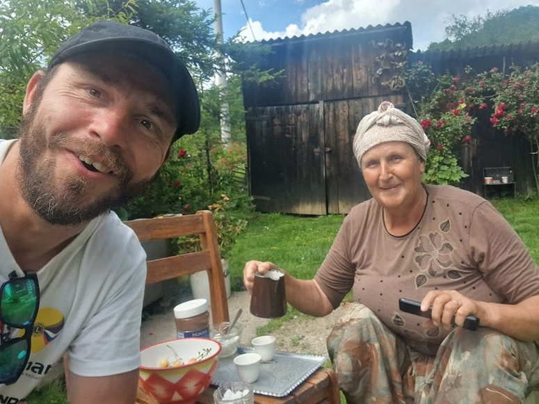 Sine, si lačen, ga je ogovorila gospa z bosanskega podeželja, šele potem je beseda nanesla na to, kdo je in kaj počne. 