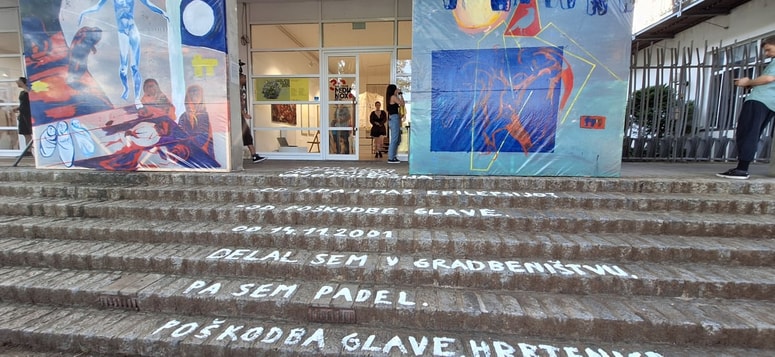 Napisi vodijo do galerije Media Nox, kjer je na ogled še video, povezan z napisi. 