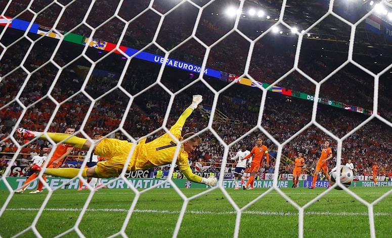 Ollie Watkins premaga nizozemskega vratarja Barta Verbruggna - odločilno, Angleži so v finalu. 