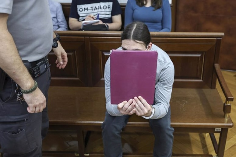 Luka Bohnec je pred fotoreporterji skrival svoj obraz. 