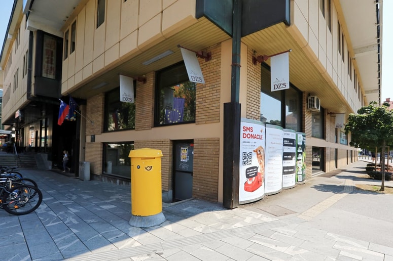 Prostore v stavbi, zgrajeni leta 1980, bi bilo treba obnoviti. 