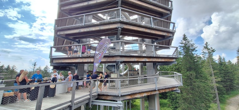 Pri razglednem stolpu Poti med krošnjami bo pokušnja vin in jedi spet na praznik 15. avgusta. 