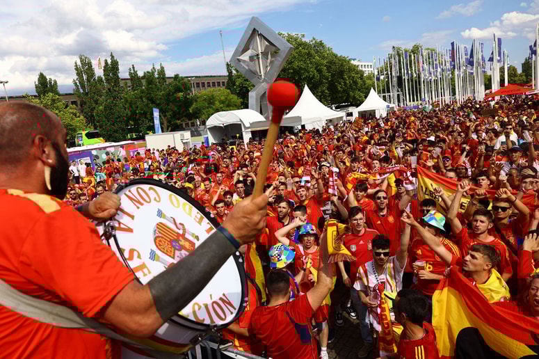 Španski navijači se ogrevajo za finale v Berlinu.