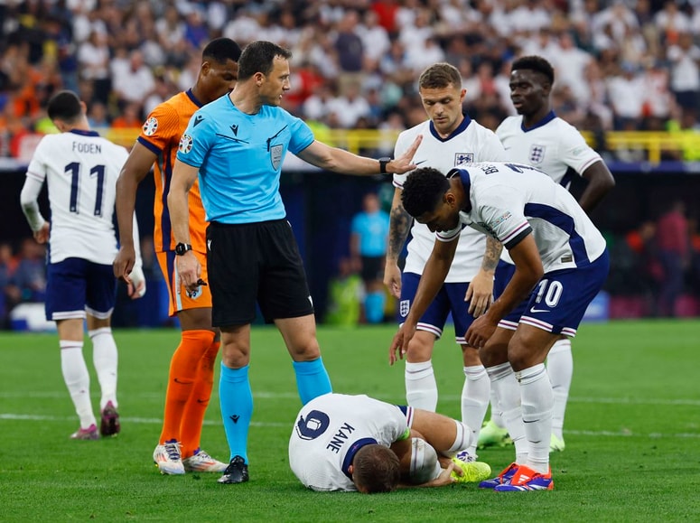 V hokeju bi sodniki piskali Kaneu, če bi ga igral seveda, visoko palico.

