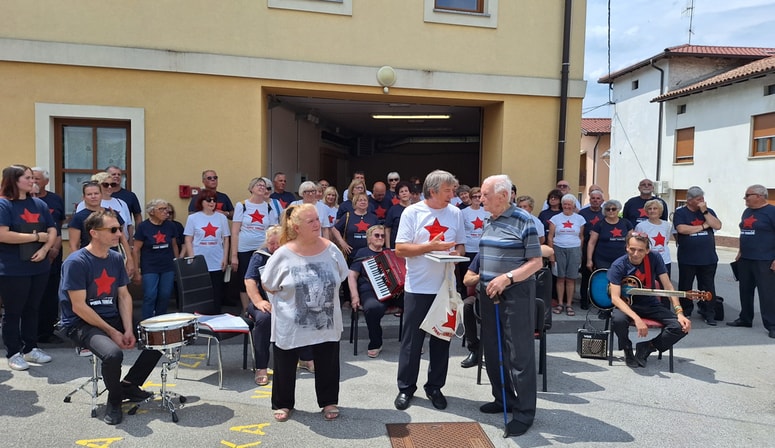 Predsednik TPPZ Pinko Tomažič Renato Kneipp (ob njem dirigentka zbora Pia Cah) je slavljencu Alojzu Buciku izročil darilo - fotoknjigo z naslovom Tudi spomin je boj, ki jo je zbor izdal ob lanski 50-letnici. V njej je v sliki in besedi zajeto pol stoletja delovanja zbora, ki ga je ustanovil Oskar Kjuder. 