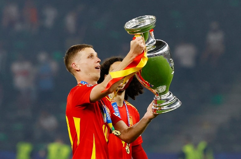 Glavna fotografija članka:Za španskega zvezdnika, Šeškovega soigralca pri Leipzigu, navijala lepa Laura in delila prav posebno fotografijo