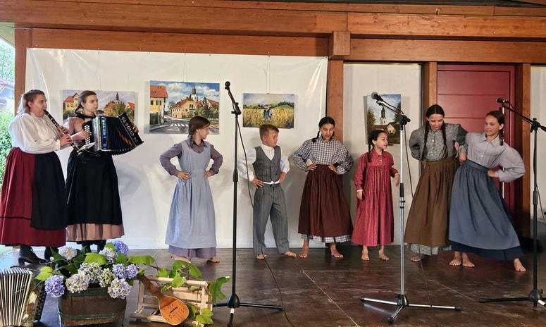 Nastop folkloristov OŠ Jakobski Dol
